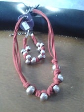 Conjunto collar y pulsera. Tono rojo.