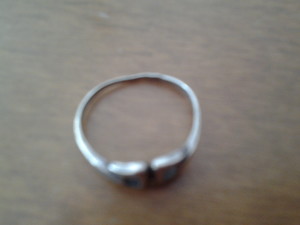 Anillo Plateado con forma de cierre