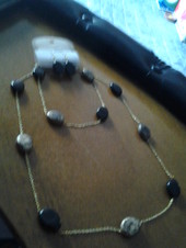 Conjunto de Collar y pendientes.  Bolas ovaladas negras.