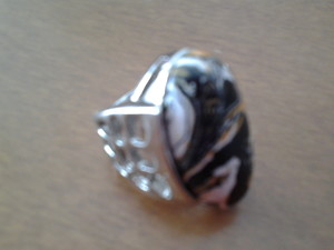 Anillo plateado ovalado estrecho, con vetas