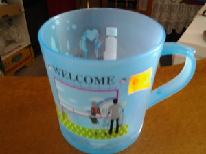 Vaso azul con asa, con dibujos, de plástico