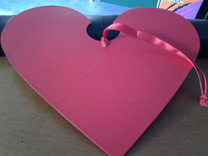 CORAZÓN DE MADERA ROJO PARA COLGAR