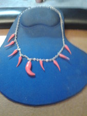 Collar plateado, con guindillas rojas de plastico