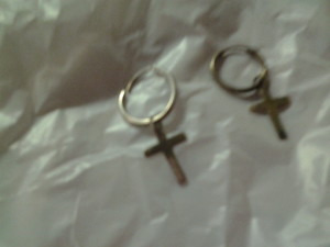 Pendientes aro chico con cruz colgando.