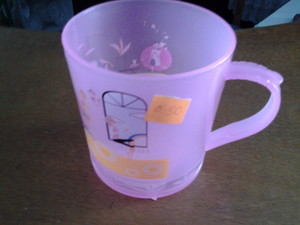 Vaso rosa con asa, con dibujos, de plástico