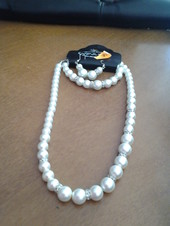 Conjunto de Collar, pulsera y pendientes.  Bolas blancas.