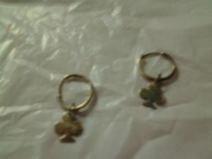 Pendientes aro chico con trebol colgando.