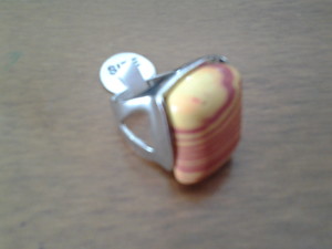 Anillo Plateado con piedra amarillo con rayas burdeos