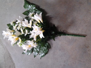 Ramo flores con margaritas y campanillas blancas