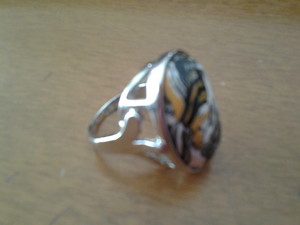 Anillo plateado ovalado con vetas