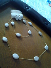 Conjunto de Collar y pendientes.  Bolas ovaladas blancas.