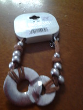 Pulsera plateada y cordón marrón
