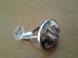 Anillo Plateado con piedra redonda con vetas.