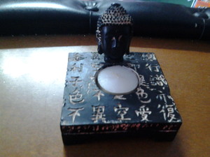 Vela en velero con motivo oriental