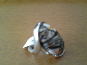 Anillo plateado ovalado con vetas, normal