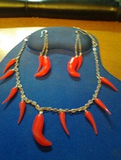 Conjunto de Collar más pendientes. Plateado y guindillas platico rojo.