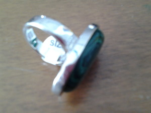 Anillo Plateado con piedra verde, ovalado y rayas negras