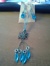 Conjunto collar y pendientes. Cordon azul claro