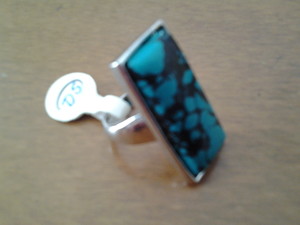 Anillo Plateado con piedra verde y vetas negras