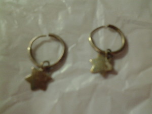 Pendientes aro chico con estrella colgando.